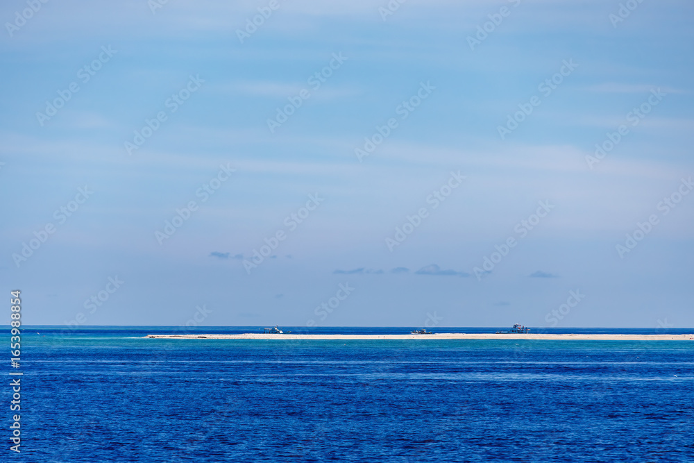 Obraz premium 白い砂浜が美しい無人島のナガンヌ島とクエフ島の前を通過。ボートやヘリコプターも。沖縄県島尻郡慶良間諸島 クイーンざまみ3号に乗船した。 慶良間諸島の座間味島等へゆく高速ジェットフェリー。 