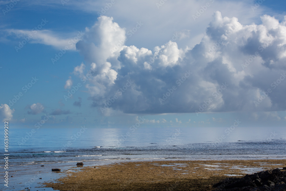 Fototapeta premium 奄美大島の夏の海と夏雲。入道雲