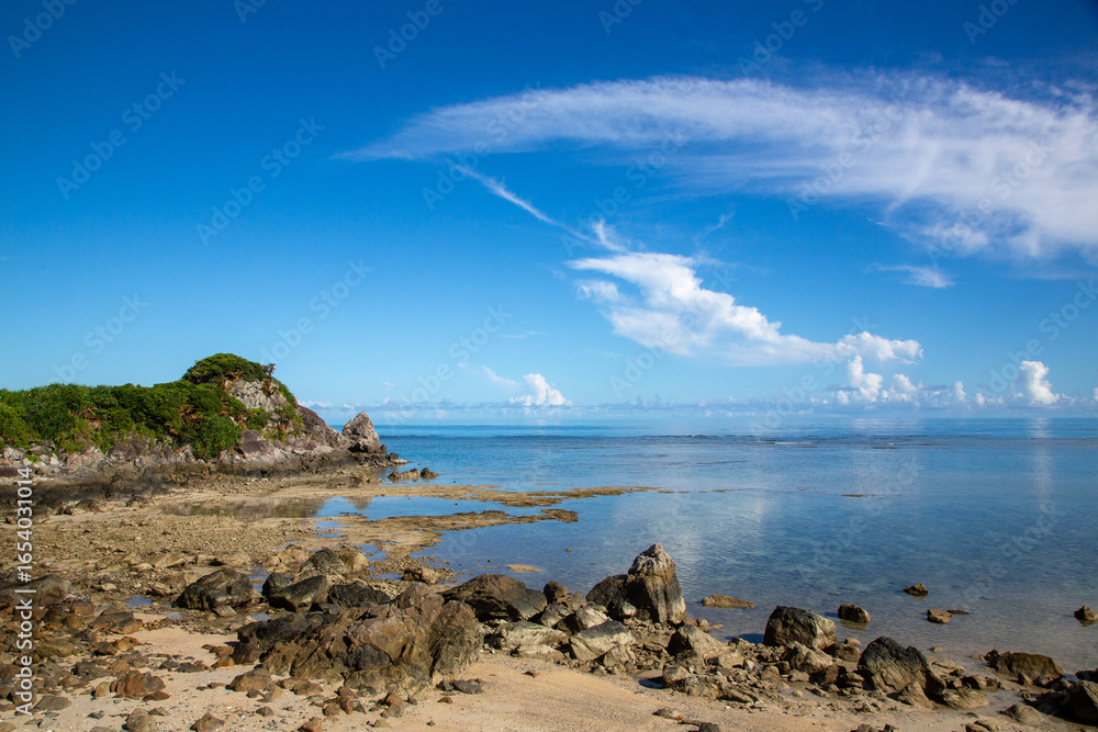 Obraz premium 奄美大島の朝の海と夏雲。