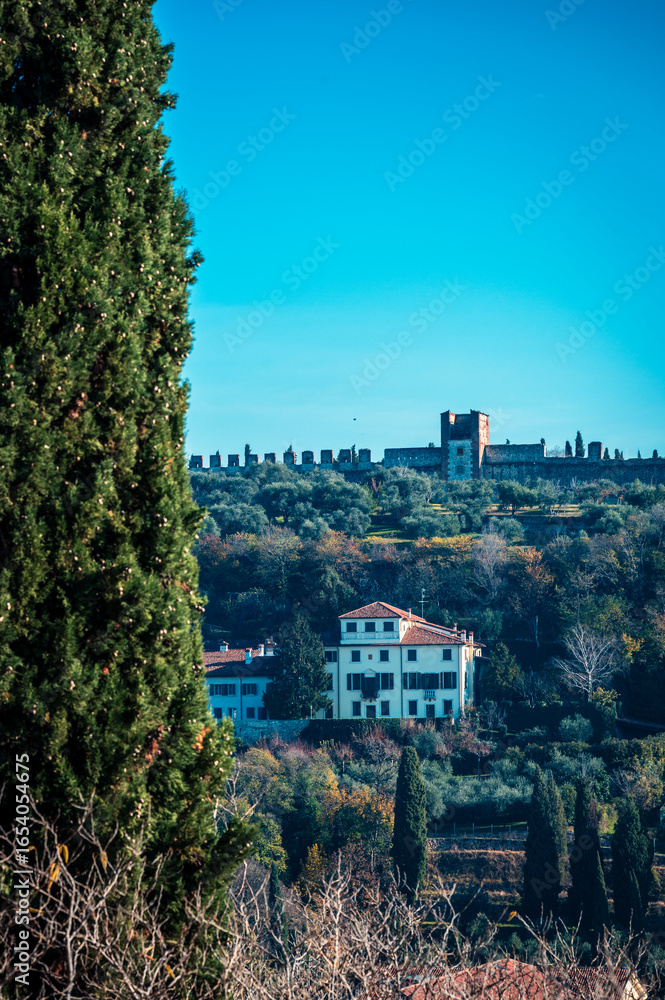 Obraz premium Verona. Where the magic of art intertwines with the atmosphere of Advent. The land of Romeo and Juliet.