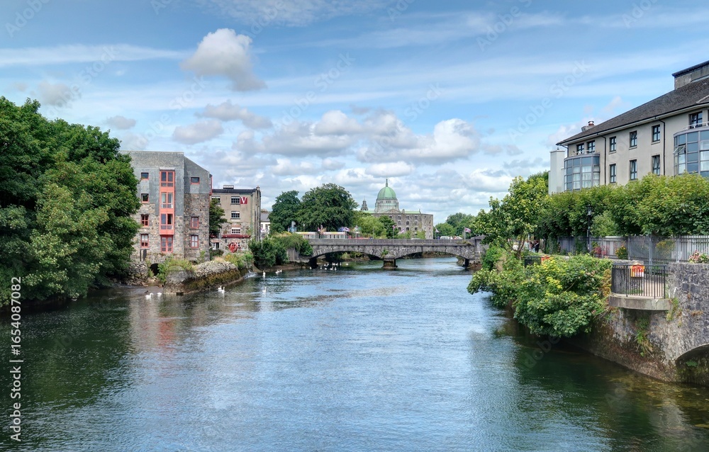 Naklejka premium promenade estivale dans les rues de Galway en Irlande