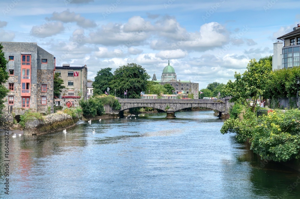 Naklejka premium promenade estivale dans les rues de Galway en Irlande