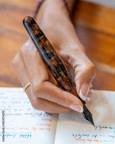 escribiendo con estilográfica