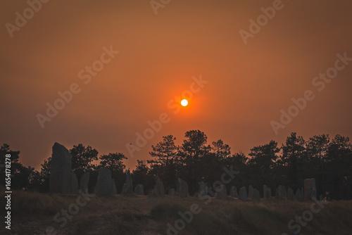 Monument Fernand lechanteur et ciel voilé par des fumées d'incendies dans la peninsule iberique en aout 2025