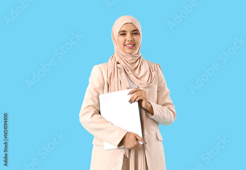 Beautiful Muslim businesswo...