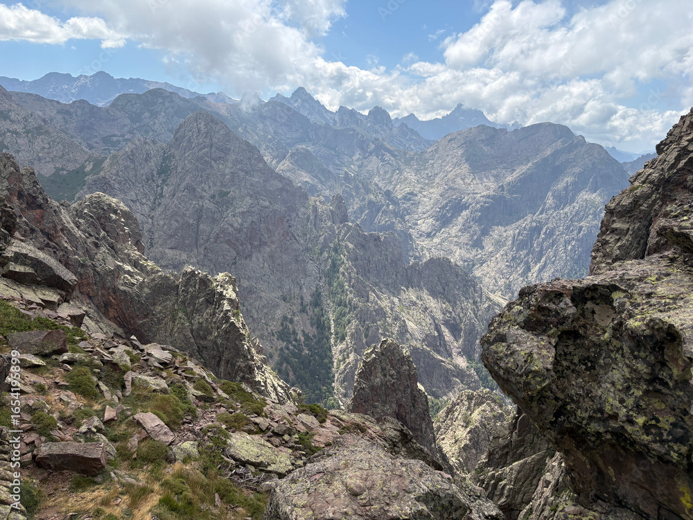 Fototapeta premium Montagnes corses sur le GR20 Nord entre Ortu di U Piobbu et Carrozzu
