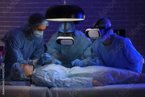 Surgeons with VR glasses op...