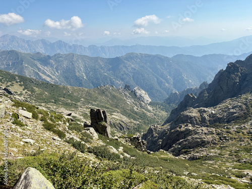 Paysage montagneux corse pendant l'ascension de la Bocca alle Porte après le refuge de Manganu