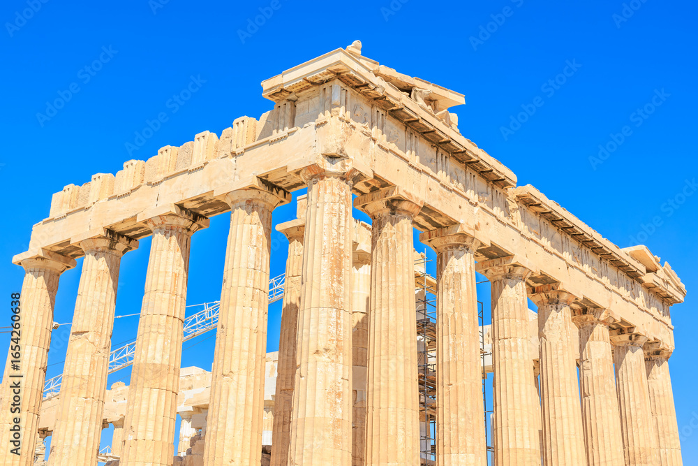 Obraz premium The building is a large, ancient structure with many columns