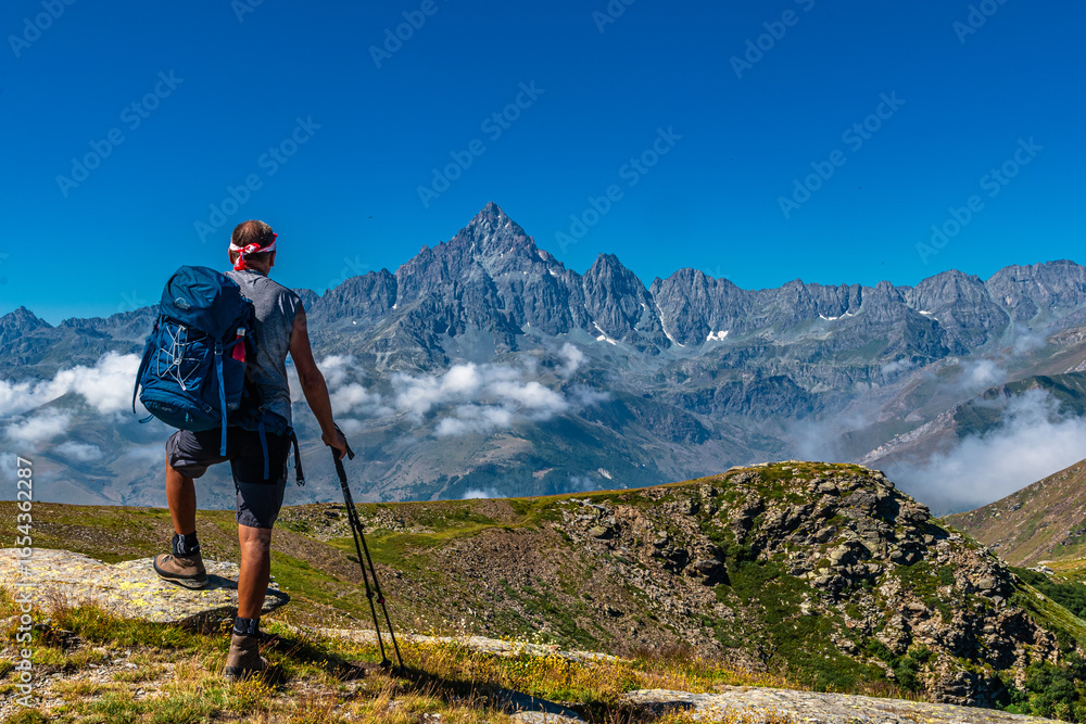 Naklejka premium incantevole skyline delle Alpi Cozie visto da Ostana con al centro il Monviso