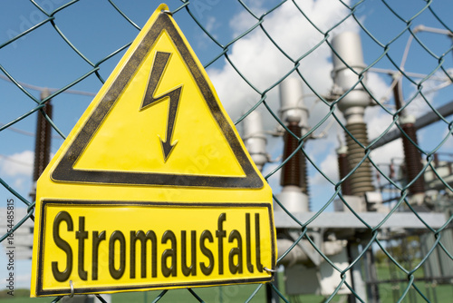 Warnschild Stromausfall vor Umspannwerk