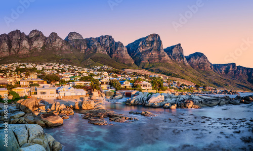 Foto Long exposure of Beta Beach, Bakoven at sunset with turquoise water and Twelve A