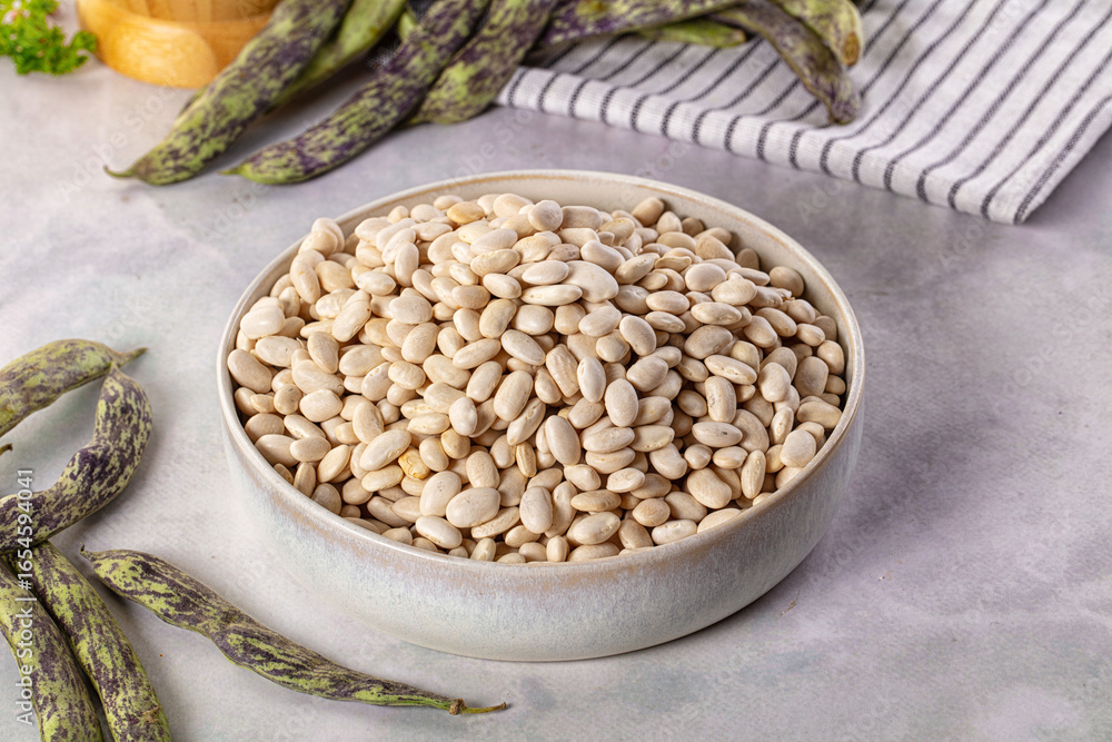 Obraz premium Raw dry white beans heap