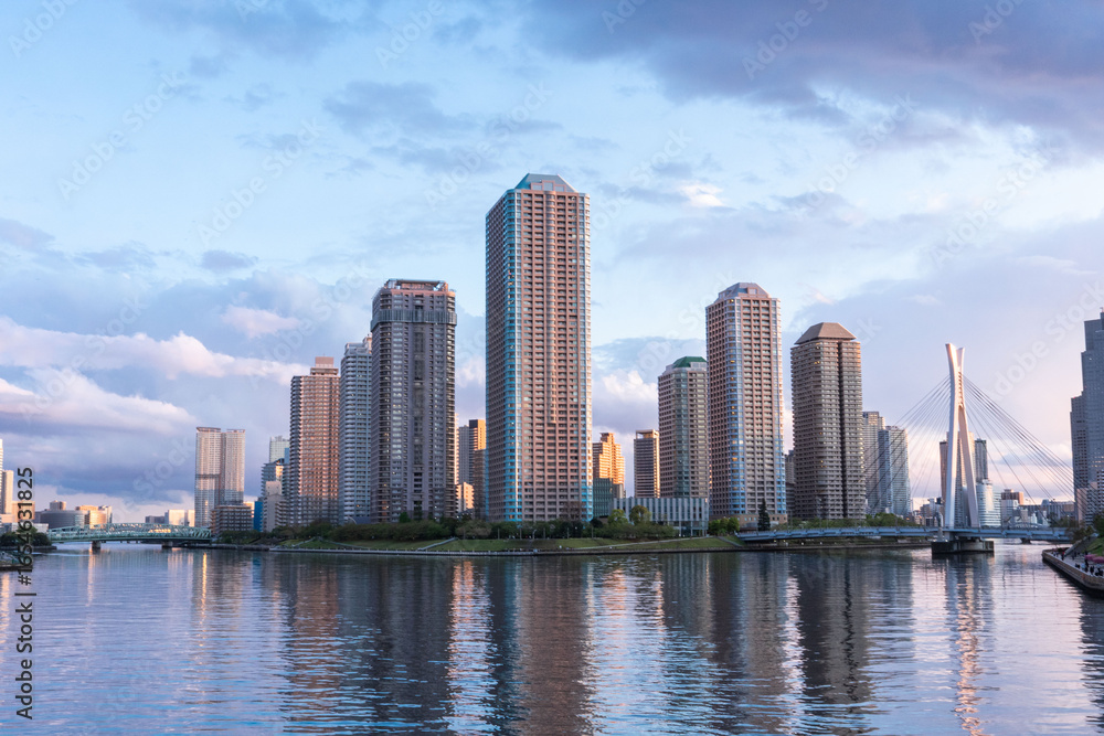 Fototapeta premium 夕暮れ時の東京湾岸佃島のタワーマンション、東京都中央区佃島にある高層階不動産