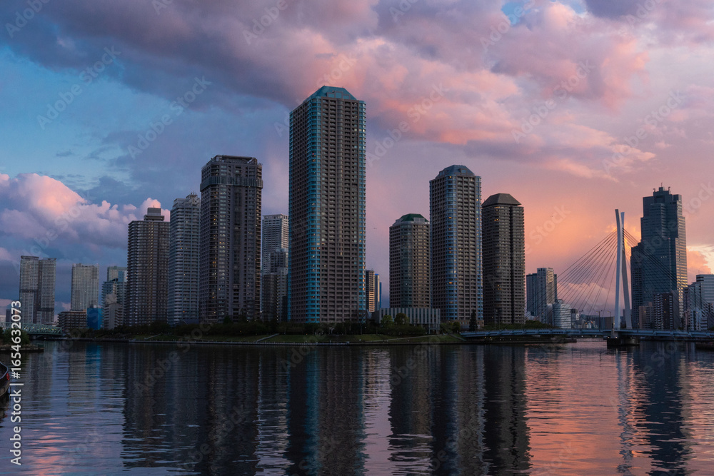 Fototapeta premium 夕暮れ時の東京湾岸佃島のタワーマンション、東京都中央区佃島にある高層階不動産