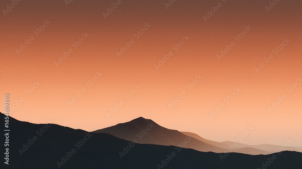 Obraz premium A silhouette mountain ridge under a glowing gradient dawn sky
