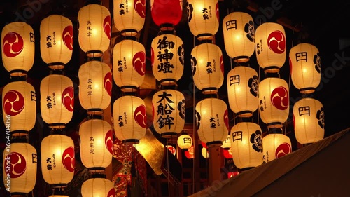 京都の祇園祭　後祭の宵山　風に揺れる大船鉾の提灯をズームアップ