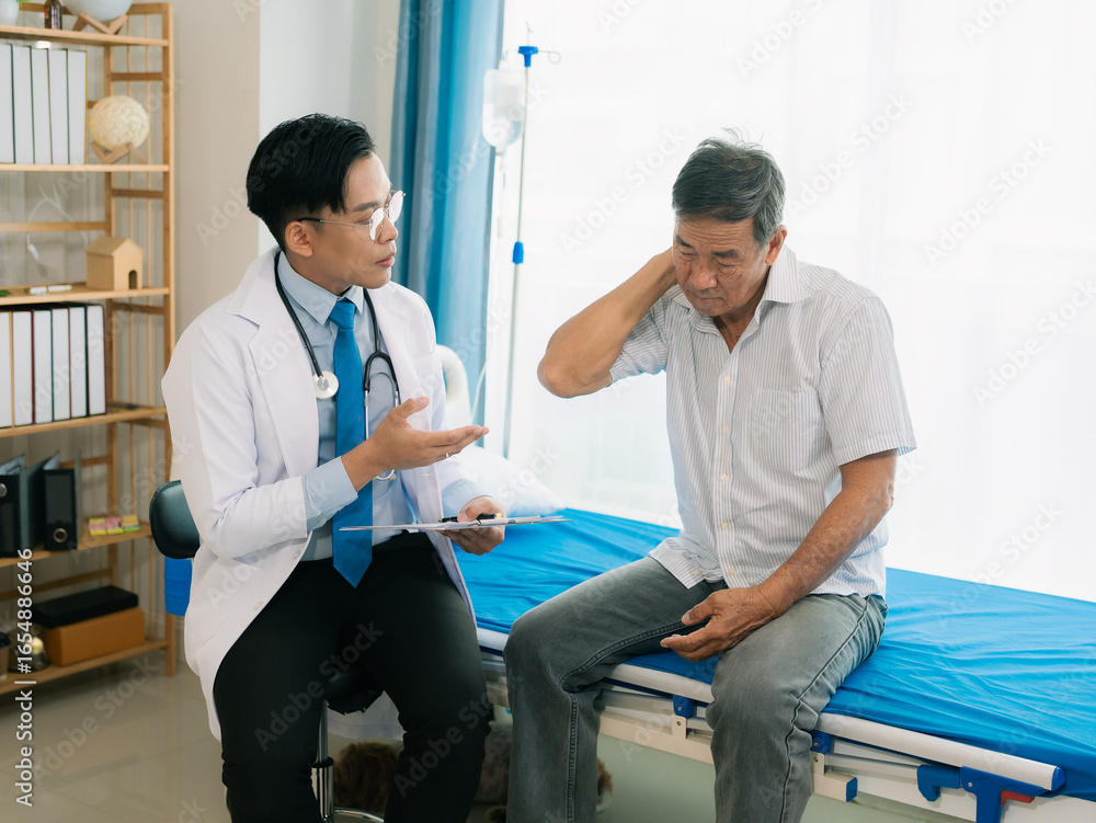 Obraz premium A skilled male physical therapist examines an elderly male patient lying on a bed, checking his muscle strength in a hospital examination room.