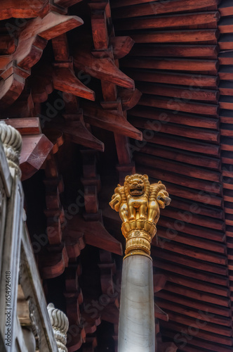 фотографія Golden Lion Pillar in Jing'an Temple, Shanghai