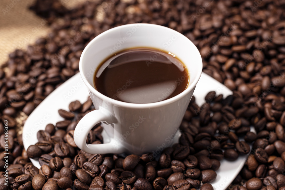 Obraz premium Coffee cup and roasted beans