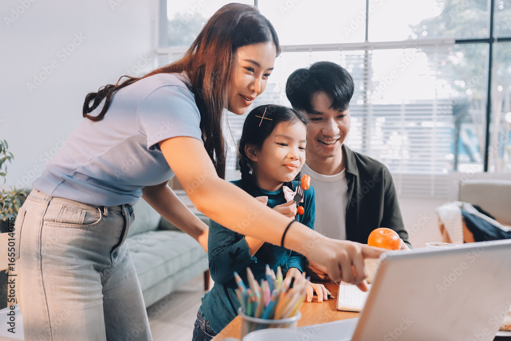Obraz premium Family spends their free time together