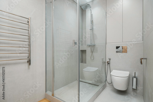 Φωτογραφία Modern bathroom design featuring glass shower enclosure and sleek fixtures