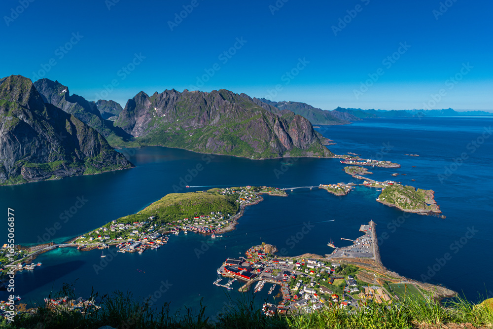 Fototapeta premium Reine, il villaggio di pescatori nelle isole Lofoten (Norvegia), ammirabile attraverso la salita al monte Reinebrigen
