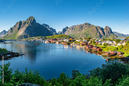 Reine, il villaggio di pescatori nelle isole Lofoten (Norvegia), ammirabile attraverso la salita al monte Reinebrigen