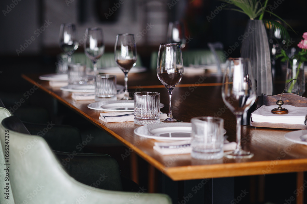 Fototapeta premium Elegant Restaurant Table Setting with Glassware