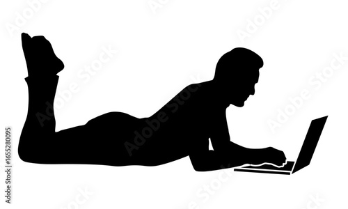 床に寝そべってノートパソコンを操作する男性シルエット