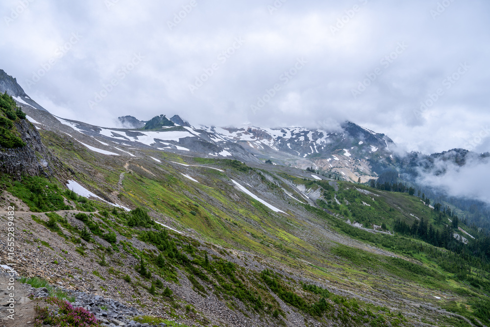 Naklejka premium Mount Baker Pacific Northwest, Snow-Capped Mountain with Alpine Lakes and Scenic Landscape