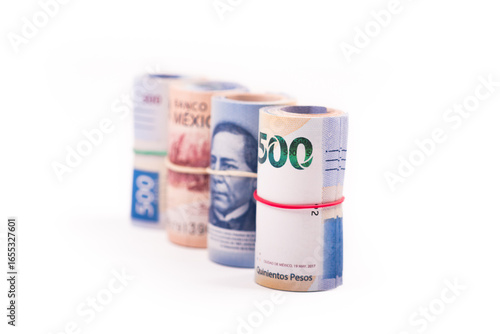 4 rollos de billetes de dinero mexicano, con fuera de foco para acentuar la profundidad, billetes de 500 pesos mexicanos sobre fondo blanco