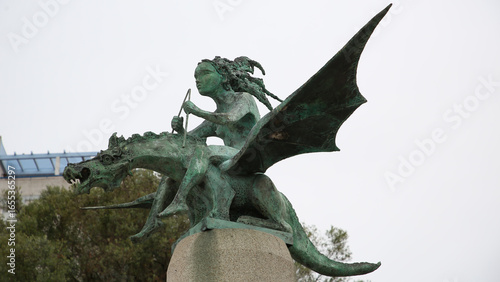 Escultura El Hada y el Dragón a.2006, Paseo Alfonso XIII, Vigo, Pontevedra, Galicia, España