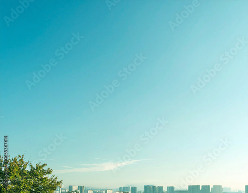 淡い青空と遠景の街並み