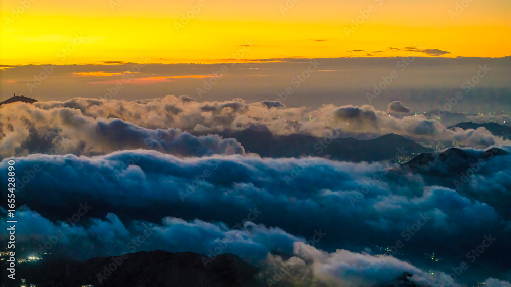 Fototapeta premium Golden Sunrise Over Mountain Peaks and Sea of Clouds in Scenic