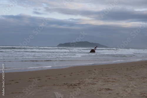 Lixo plástico abandonado na praia