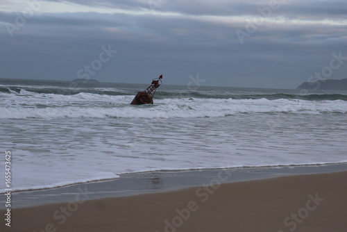 Lixo plástico abandonado na praia