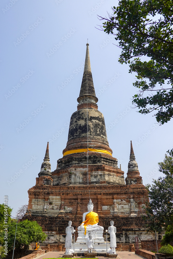 Fototapeta premium Buddha before central chedi at Wat Yai