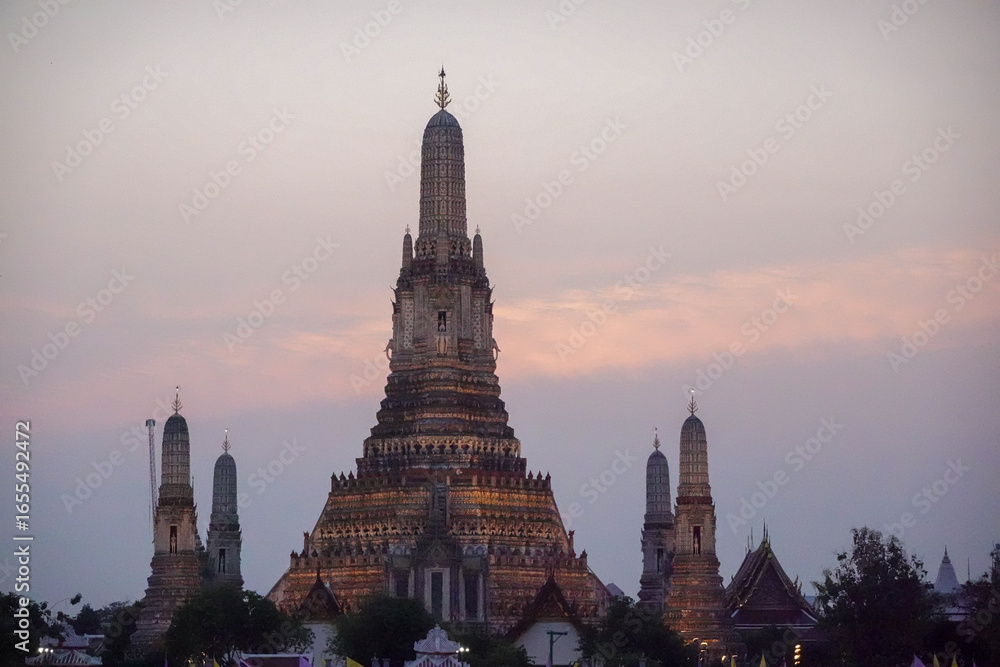 Fototapeta premium Wat Arun against layered pink violet twilight