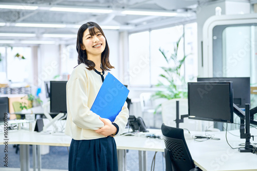 オフィスでファイルを持つ女性　ビジネスウーマン　派遣社員