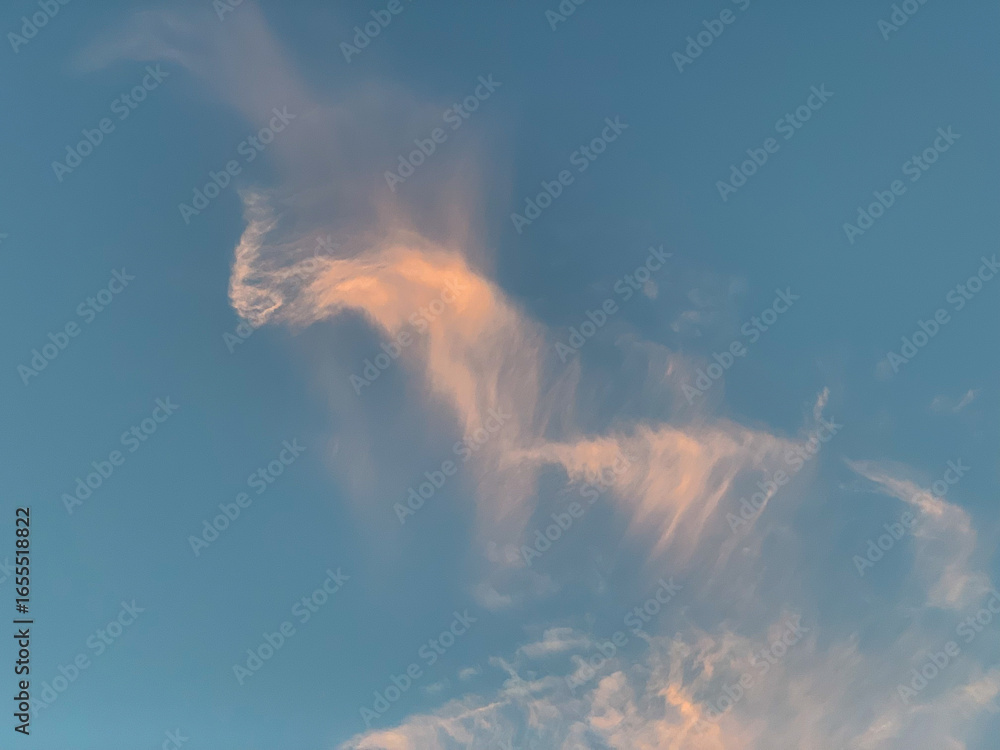 Fototapeta premium Blue sky with white streaky clouds.