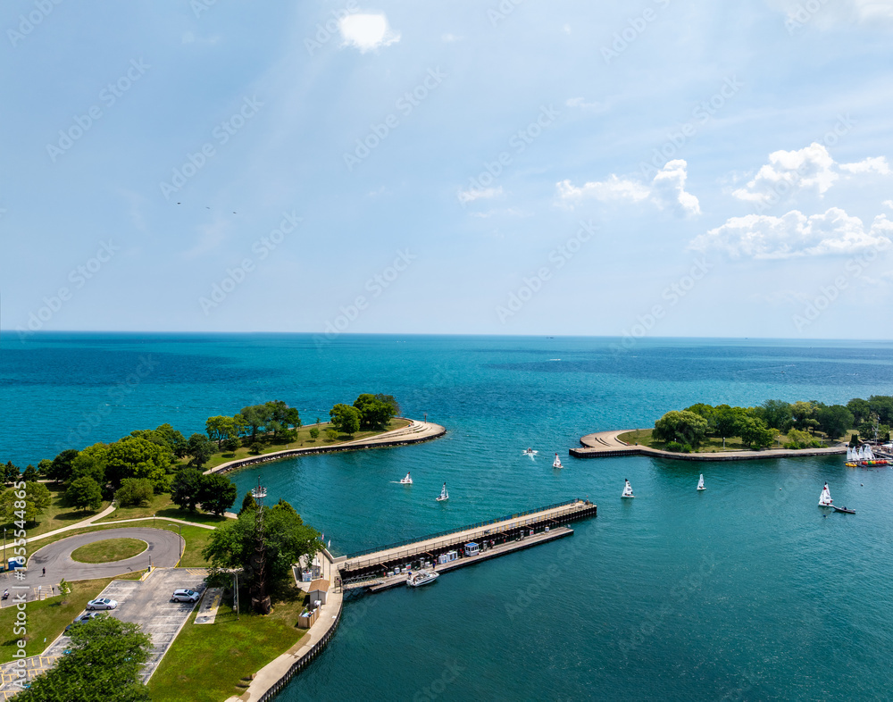 Obraz premium Aerial Drone View of Montrose Harbor and Lake Michigan in Downtown Chicago Stunning aerial drone photo of Montrose Harbor in Downtown Chicago, showcasing sailboats on Lake Michigan 