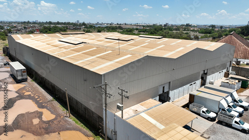 Nave industrial con camiones de carga en vista aérea
Almacén logístico visto desde dron