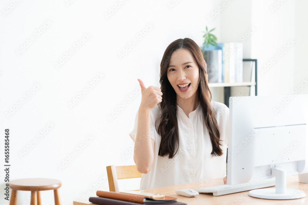 リビングでテレワークをする若い女性 リビングでテレワークをする若い女性