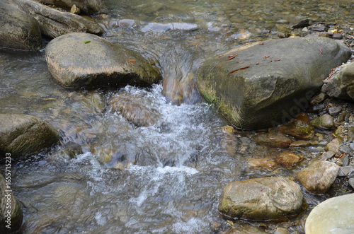 каменные пейзажи горной реки