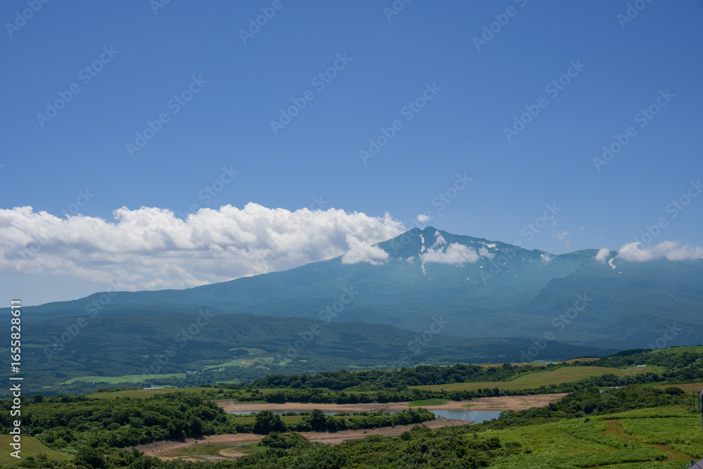 Fototapeta premium 雄大な自然に囲まれた鳥海山