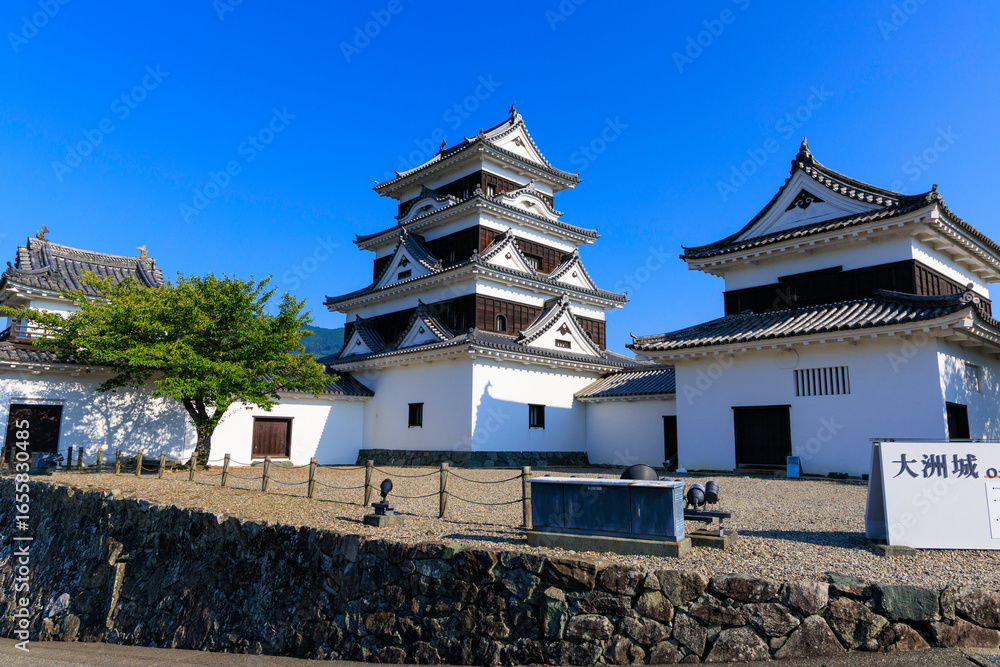 Fototapeta premium 青空に映える愛媛県大洲城の美しい天守閣と城郭風景