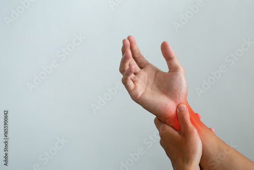 Foto Close-up of a person holding a painful wrist with red highlight, concept of work injury, exercise strain, arthritis, tendon inflammation, and carpal tunnel syndrome health problem