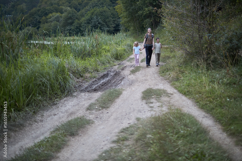 Obraz premium Woman and children hiking