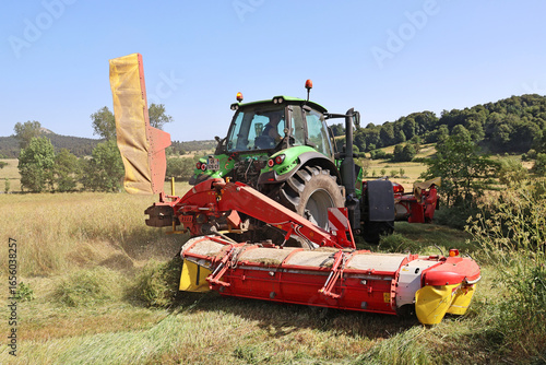 Fotografie Tracteur en pleine fenaison